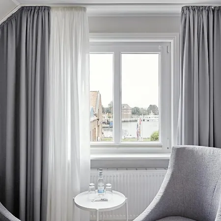 Duus Garni Hotell 3*